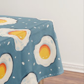 Gebakken eieren op blauw tafelkleed (Voorbeeld)