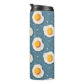 Gebakken eieren op blauw thermosbeker (Geroteerd rechts)