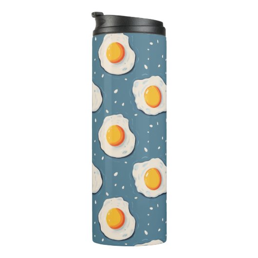 Gebakken eieren op blauw thermosbeker (Geroteerd rechts)