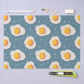 Gebakken eieren op blauw tissuepapier (Craft)