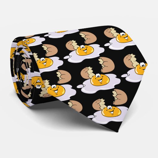 Gebakken eieren voor ontbijt met zwarte achtergron stropdas (Opgerold)