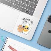 Gebakken en vooroordelen Funny Egg Pun Sticker (Laptop met iPhone)