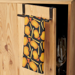 Gebakken kippenbeten en aardappelfriet theedoek