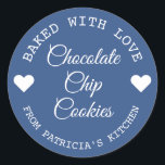 Gebakken met liefde Choco koekjes blauw en wit Ronde Sticker<br><div class="desc">Moderne kleurrijke gebakken met liefde stickers voor uw huis gebakken chocolade chip koekjes geschenken.</div>