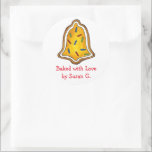 Gebakken met Love Bell Christmas Sugar Cookie Ronde Sticker<br><div class="desc">Bevat een originele illustratie van een kerstkoekje in de vorm van een bel. Gewoon personaliseren met jouw naam voor een leuk zelfgemaakt cadeau! Dit ontwerp is ook beschikbaar op andere producten. Zie je niet wat je zoekt? Hulp nodig bij maatwerk? Neem contact op met Rebecca om iets speciaal voor jou...</div>