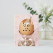 Gebarsten ei met aangetrokken gezicht briefkaart (Staand voorkant)