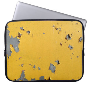 Gebarsten geel metaal: vuile textuur. laptop sleeve
