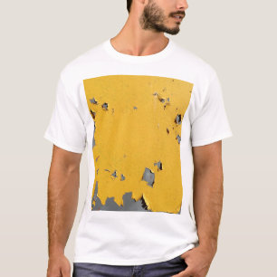 Gebarsten geel metaal: vuile textuur. t-shirt
