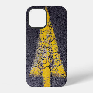 Gebarsten gele pijl op een weg Case-Mate iPhone ca 12 Hoesje