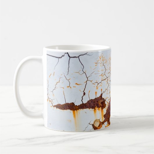 Gebarsten witte verf, roestige auto. koffiemok (Links)