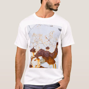 Gebarsten witte verf, roestige auto. t-shirt