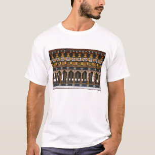 Gebeds wielen in een klein openbaar plein t-shirt