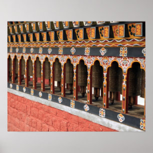 Gebeds wielen op het centrale plein in Thimphu Poster