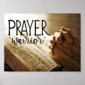 Gebedsstrijder bidt handen op open Bijbel Poster (Voorkant)