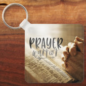 Gebedsstrijder bidt handen op open Bijbel Sleutelhanger (Voorkant)