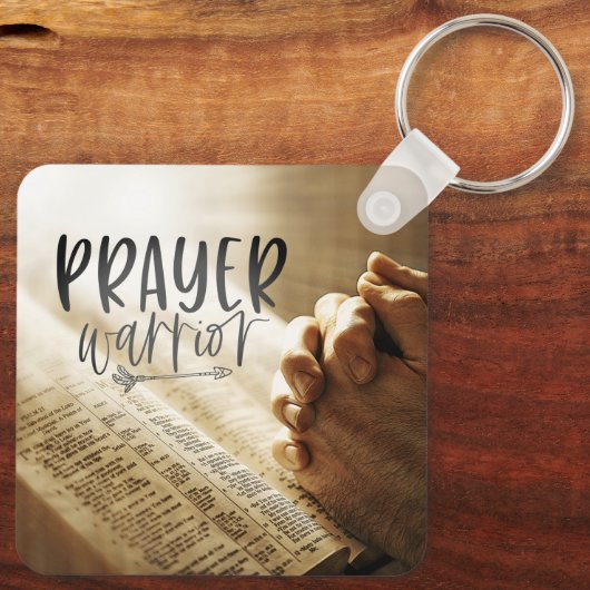 Gebedsstrijder bidt handen op open Bijbel Sleutelhanger (Achterkant)