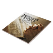 Gebedsstrijder bidt handen op open Bijbel Tegeltje (Zijkant)