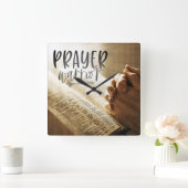 Gebedsstrijder bidt handen op open Bijbel Vierkante Klok (Huis)