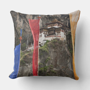 Gebedsvaantjes hangen nabij Taktshang Kussen
