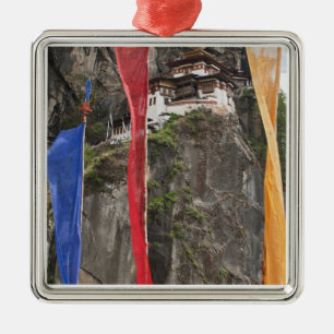 Gebedsvaantjes hangen nabij Taktshang Metalen Ornament