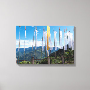 Gebedsvaantjes in de oostelijke bergen van Bhutan Canvas Afdruk