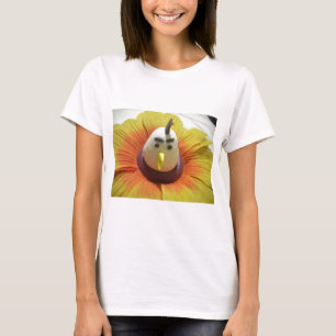 Gebeeldhouwde Vogel in Zonnebloem Art Print T-shirt