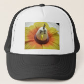 Gebeeldhouwde Vogel in Zonnebloem Art Print Trucker Pet (Voorkant)