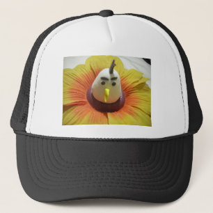 Gebeeldhouwde Vogel in Zonnebloem Art Print Trucker Pet