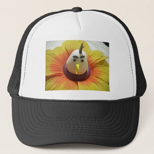 Gebeeldhouwde Vogel in Zonnebloem Art Print Trucker Pet (Voorkant)