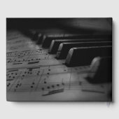 Gebeurtenis en datum muziekpiano-toetsen in ruggen gastenboek (Achterkant)