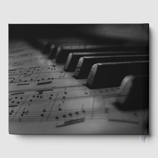 Gebeurtenis en datum muziekpiano-toetsen in ruggen gastenboek (Achterkant)