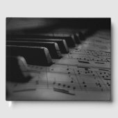 Gebeurtenis en datum muziekpiano-toetsen in ruggen gastenboek (Voorkant)