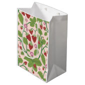 Gebied van Aardbeien op crème achtergrond Medium Cadeauzakje (Voorkant Gekanteld)