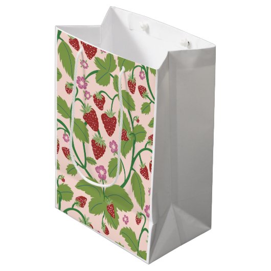 Gebied van Aardbeien op crème achtergrond Medium Cadeauzakje (Voorkant Gekanteld)