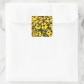 Gebied van de gele wilde bloemen vierkante sticker (Tas)