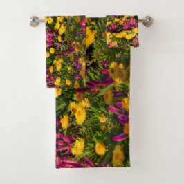Gebied van kleurrijke gele en paarse bloemen bad handdoek
