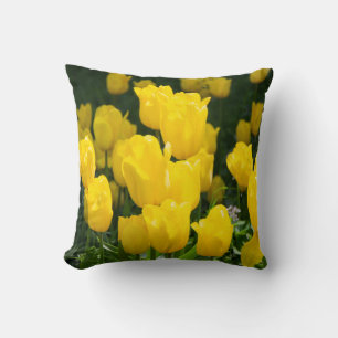 Gebied van lichtgele tulpen kussen