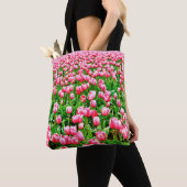 Gebied van roze Tulpen Tote Bag (Dichtbij)