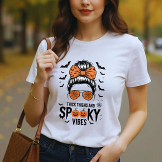 Gebleekte vrouwen rommelig haar knot dikke dijen t-shirt