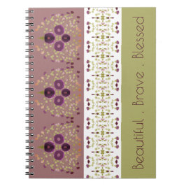 Gebloemd ontwerp met paars notitieboek