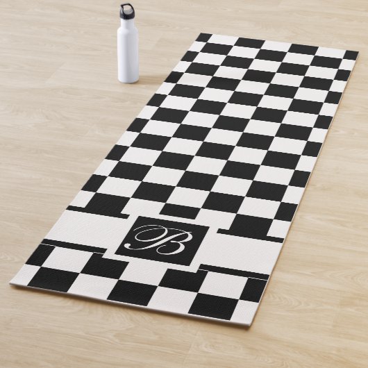 Geblokte yogamat in zwart en wit met monogram (In situ)