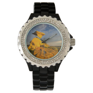 Geboetseerde Badlands-formatie in kort gras Horloge