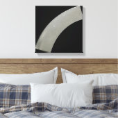 Gebogen gedeelte van hoogzuiver titanium metaal bo canvas afdruk (Insitu (Slaapkamer))