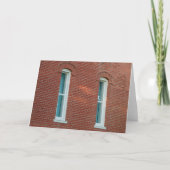 Gebogen ramen op rode bakstenen muur kaart (Voorkant)