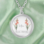 Geboorte Maand Bloem August Gladiolus Zilver Vergulden Ketting<br><div class="desc">Geboortemaandbloem August Gladiolus ketting met een afbeelding van een gladiolusbloem. Onder de bloem is de naam geschreven in een elegant scriptlettertype. Onder de naam staat "August - Gladiolus", wat aangeeft dat de geboortemaand van de eigenaar augustus is en haar geboortebloem de gladiolus. Het is een gepersonaliseerd ketting, aangepast als een...</div>