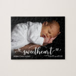 Geboorteaankondiging Introductie van Lieverd Manus Legpuzzel<br><div class="desc">Dit is een leuke en unieke manier om de komst van een nieuwe baby te introduceren. Het woord "liefje" verschijnt boven de foto in een handgeschreven tekst van de calligrafische stijl die met hart wordt geaccentueerd. Pas uw favoriete foto aan met uw nieuwe pakket van vreugde en voeg de naam,...</div>