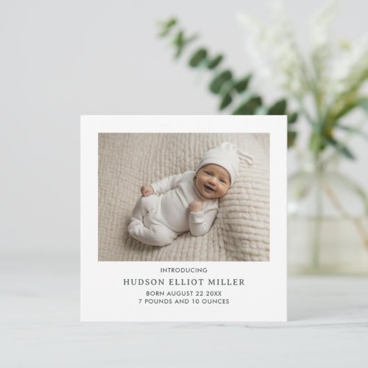 Geboorteaankondiging Minimalistische Modern Square Kaart (Staand voorkant)