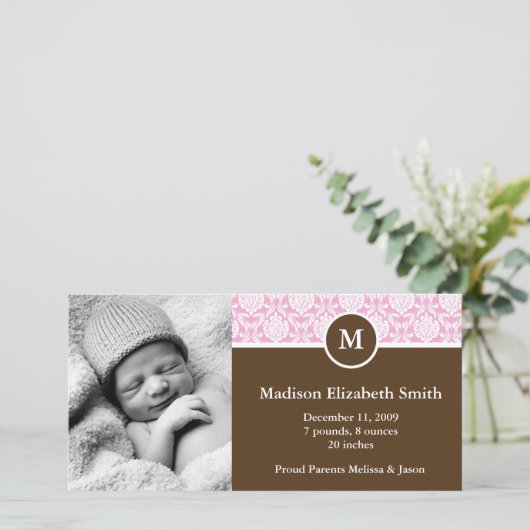 Geboorteaankondigingen met monogram en roze damast aankondiging (Staand voorkant)