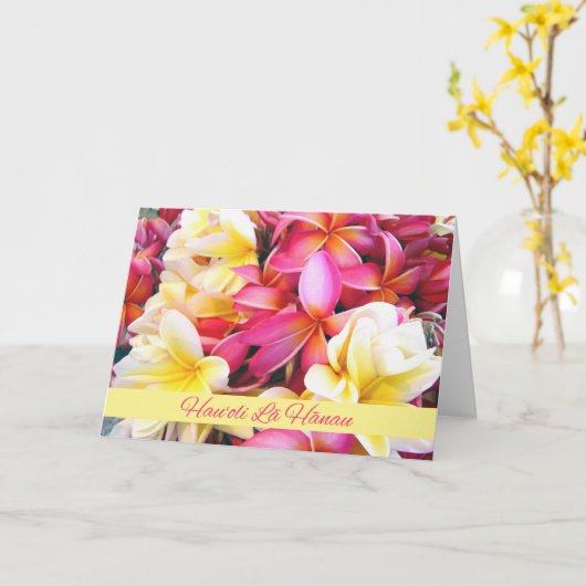 Geboortedag in Hawaiian en Tropische Plumeria Flow Kaart (Gele Bloem)