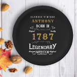 Geboortedag: naam en jaar toevoegen papieren bordje<br><div class="desc">Viel uw speciale dag in stijl met onze gepersonaliseerde borden op papier van het verjaardagsfeest op zwart en goud. Ideaal voor een speciale verjaardag, deze borden zullen een leuke, aangepaste aanraking toevoegen aan de viering. Het ontwerp is voorzien van een prachtig zwart en goudpatroon en u kunt jouw naam en...</div>